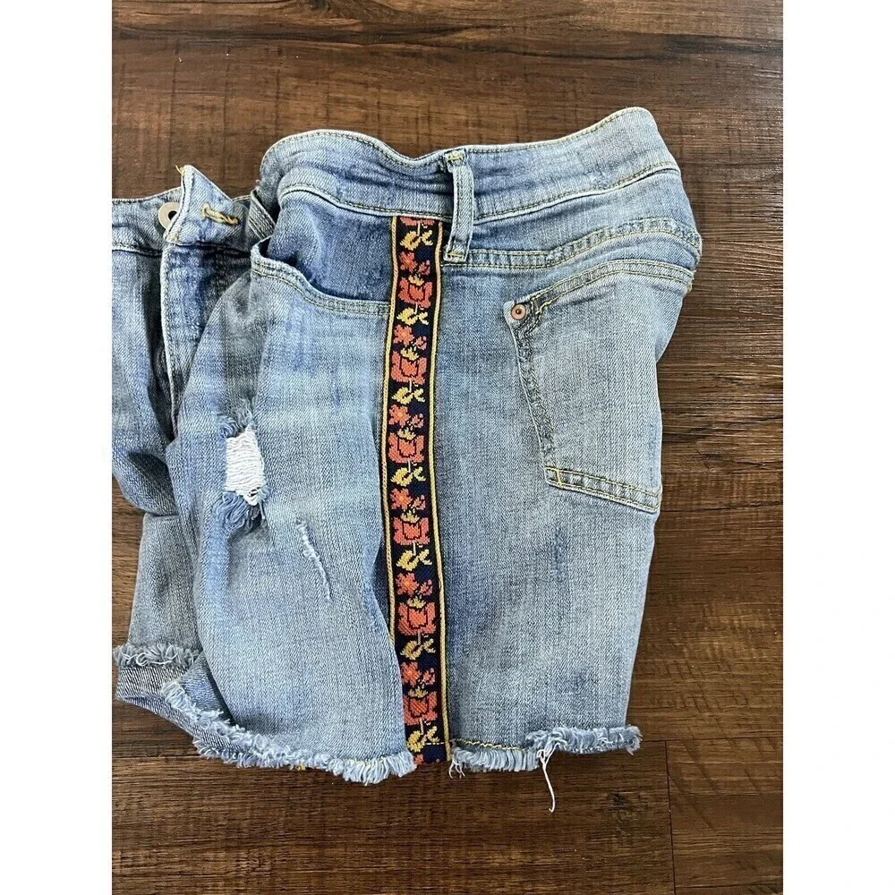 Anthropologie Pilcro Embroidered Slim Boyfriend Jean Shorts 26 Light Wash Boho - Picture 8 of 8